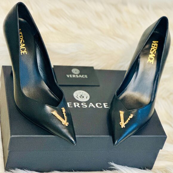 New VERSACE Virtus Leather Pumps In Black & Gold, Size EU 39 (US 9), NIB